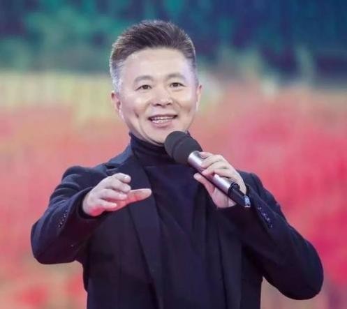 王宏伟个人资料简介（歌唱家王宏伟：3岁丧父，母亲为儿女守寡48年，今苦尽甘来无遗憾）