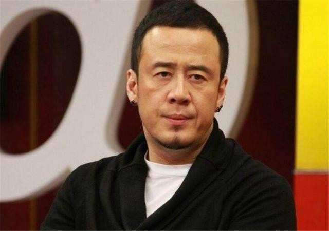 杨坤个人资料简介（成名前靠前女友养活，成名后养活全家，50岁仍未婚）