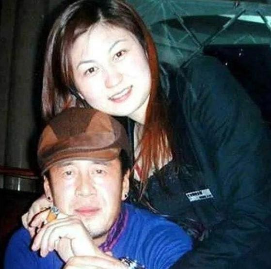 杨坤个人资料简介（成名前靠前女友养活，成名后养活全家，50岁仍未婚）