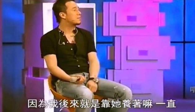 杨坤个人资料简介（成名前靠前女友养活，成名后养活全家，50岁仍未婚）