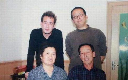 杨坤个人资料简介（成名前靠前女友养活，成名后养活全家，50岁仍未婚）