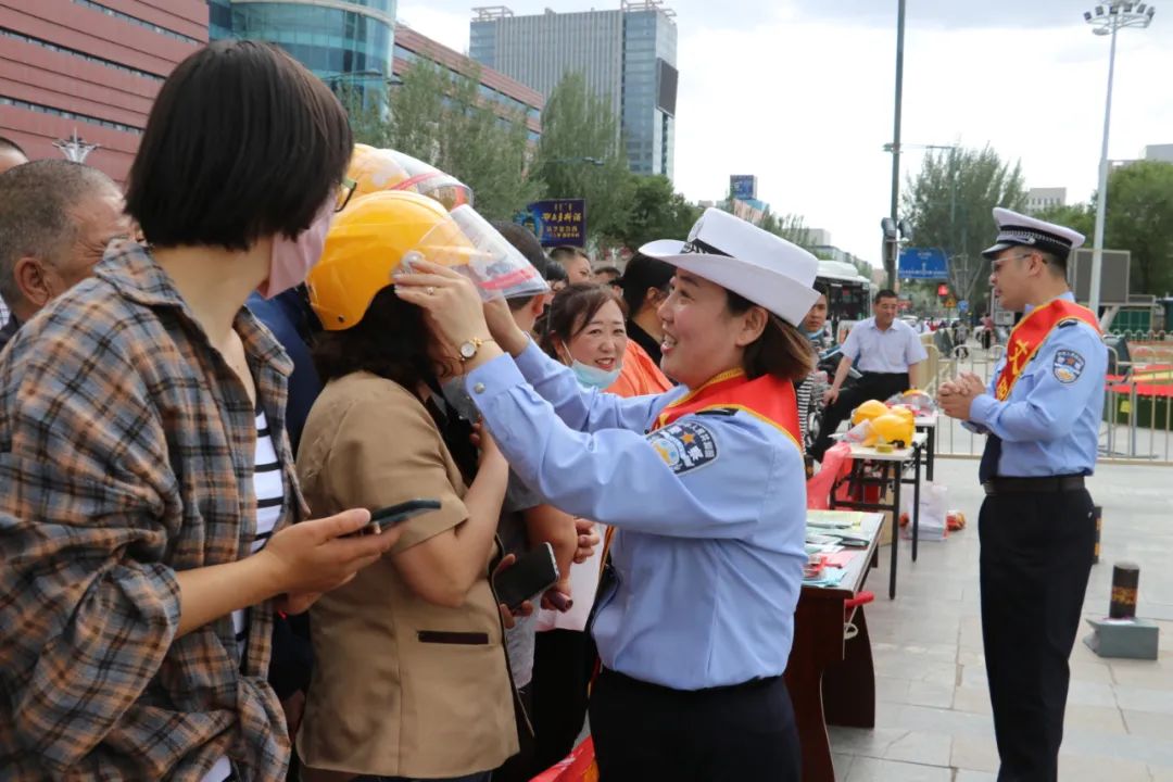 警中红花绽绚丽张海燕个人资料简介（巾帼典范铸警魂——记东胜区交管大队张海燕）