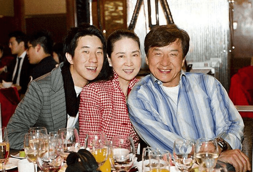 成龙老婆是谁(成龙为66岁妻子林凤娇庆生，她年轻时貌美如花，却被网友说苦命)