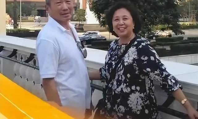 杜源的妻子是谁(演员杜源：4岁认识爱妻，为何结婚40年无绯闻？)