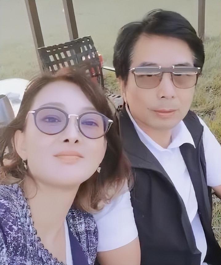 牛莉老公是谁(牛莉丈夫刘亚东，娶演员妻子婚后生下一女，一家三口和和美美)