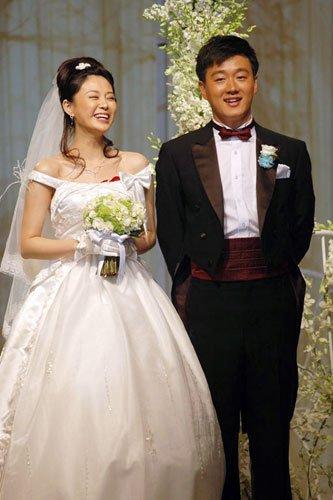 佟大为的老婆是谁（恩爱夫妻佟大为、关悦：差点错过彼此，如今一家五口幸福不已）