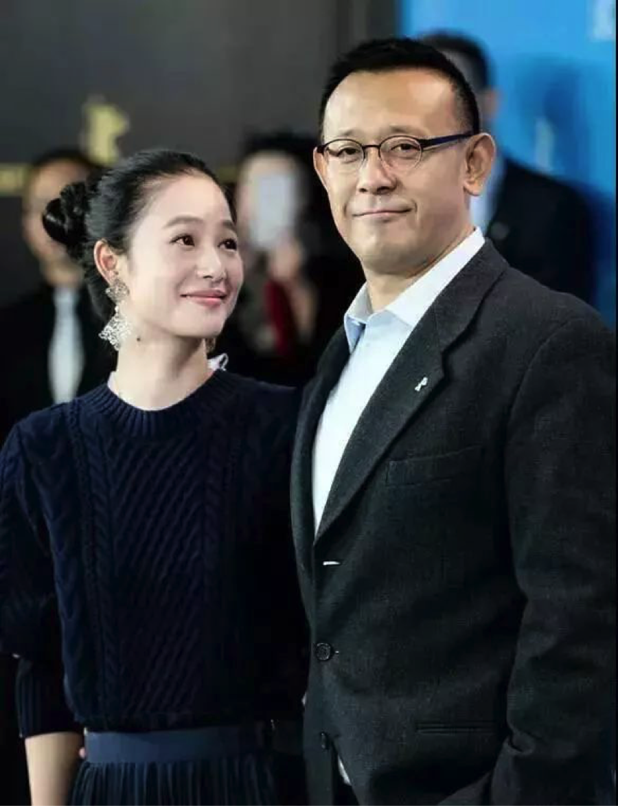 姜文的老婆是谁(姜文这么骄傲的人，为什么被老婆周韵“拿”得死死的？)