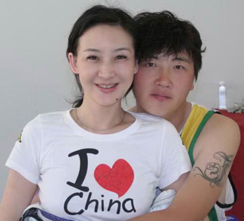 孙楠的老婆是谁（孙楠与妻子潘蔚双双幸福肥很有夫妻相，给老婆夹菜亲吻脸颊超有爱）