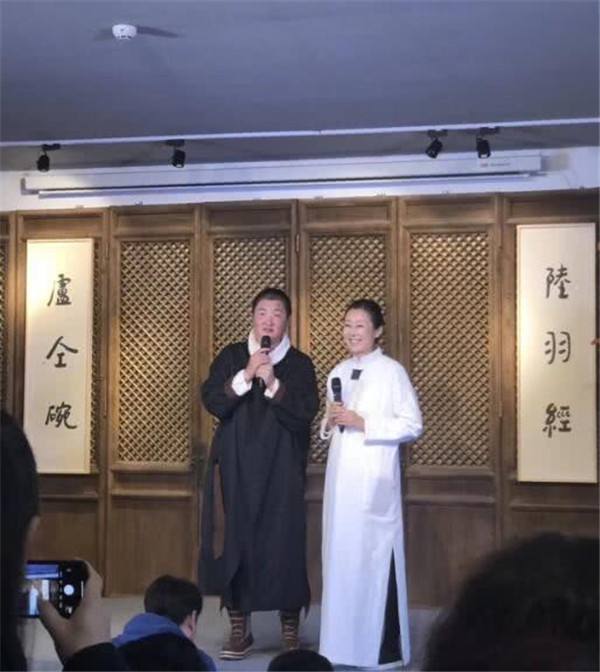 孙楠的老婆是谁（孙楠与妻子潘蔚双双幸福肥很有夫妻相，给老婆夹菜亲吻脸颊超有爱）