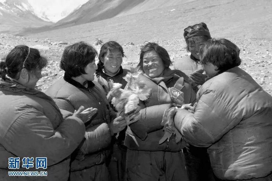 我国第一位登上世界之巅的妇女是谁(做永远的攀登者｜潘多新中国女性第一)